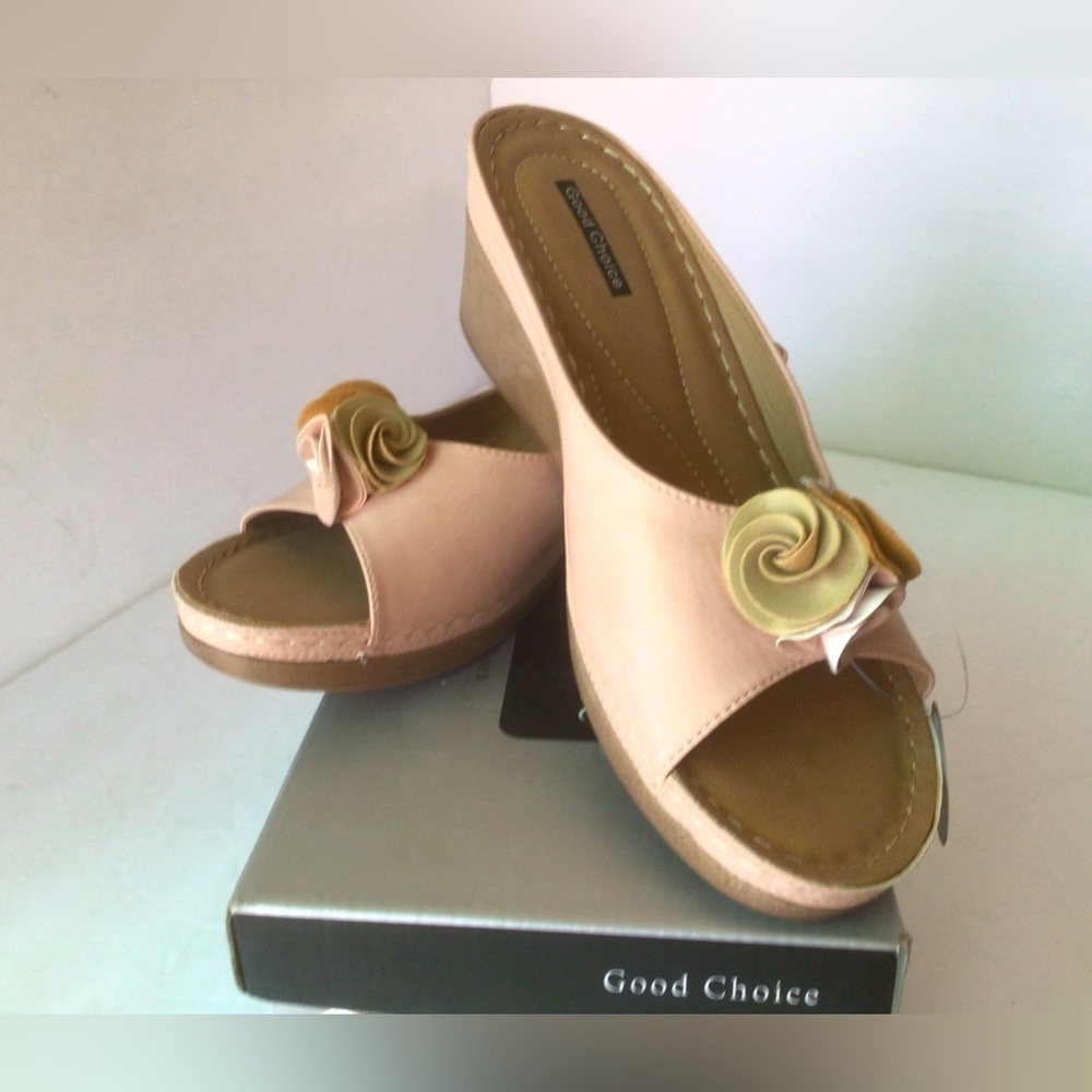 Good Choice NIB Sydney Blush Faux Leather Floral Wedge Sandals